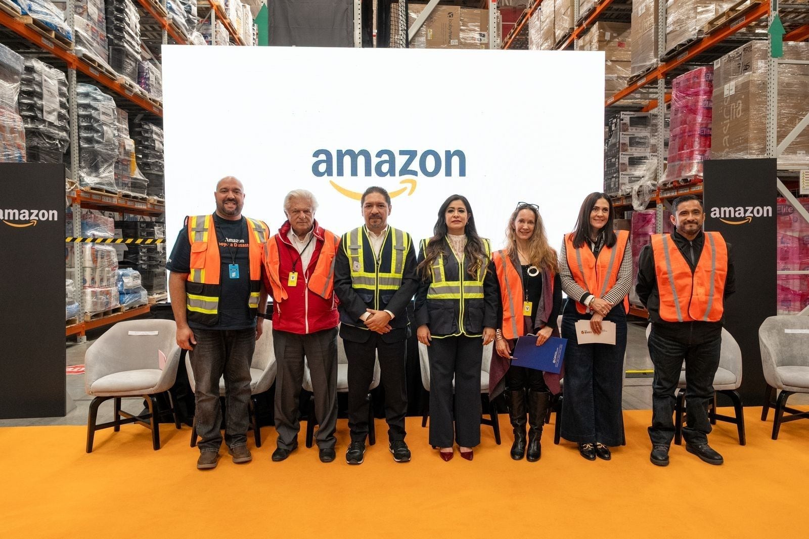 Abe Díaz, líder del programa Internacional de Apoyo a Desastres de Amazon (izquierda), en la apertura del centro de apoyo a desastres de Amazon en México.