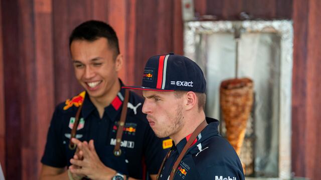 Verstappen comiendo tacos al pastos en el AHR