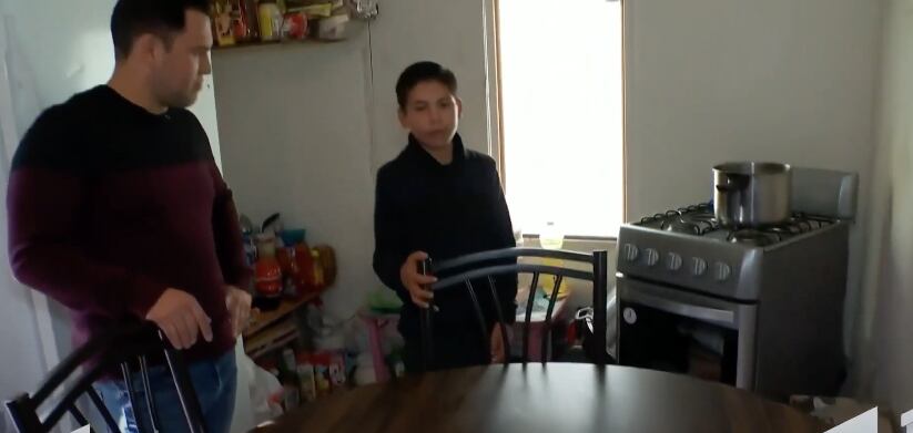 Grupo Firme le amuebla la casa a su "fan número 1"