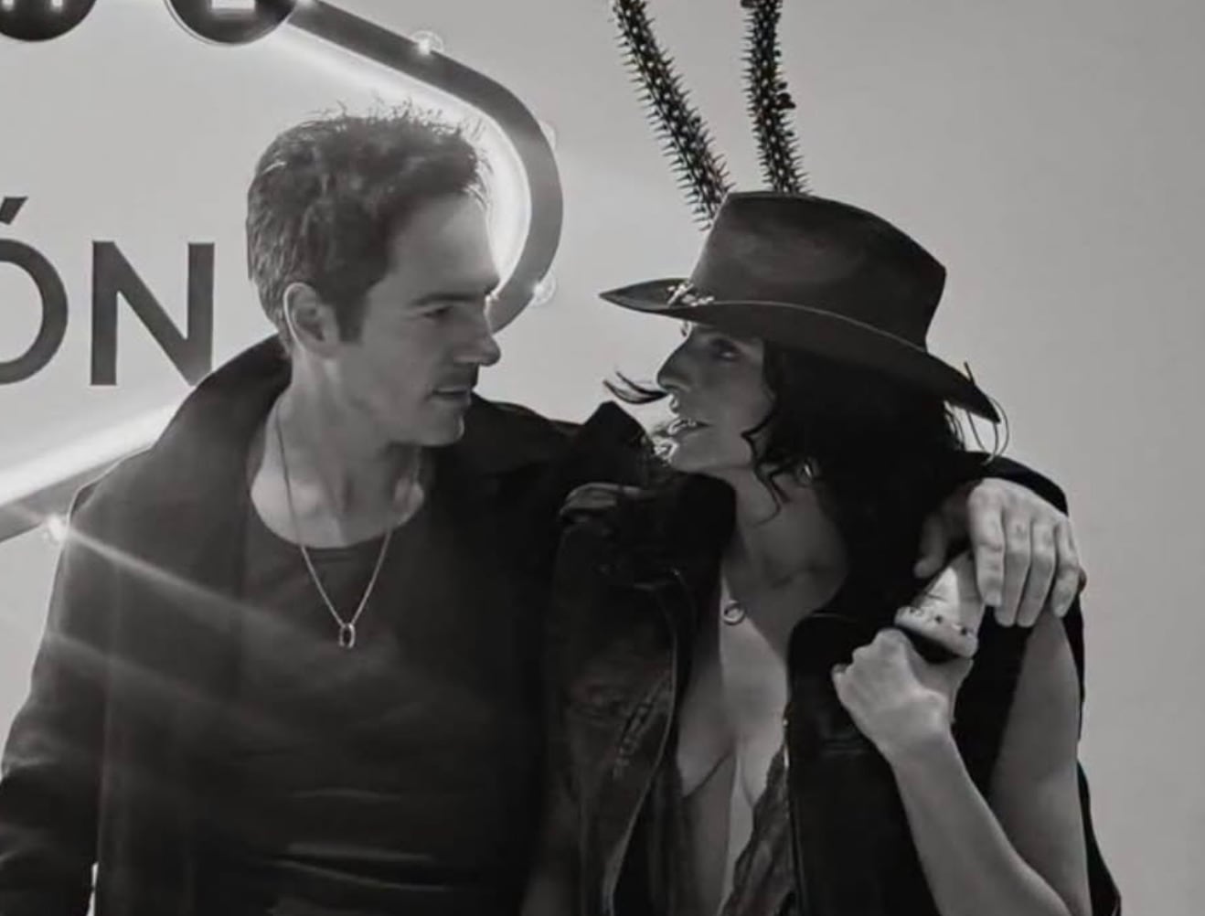 Mauricio Ochmann y Aislinn Derbez habrían usado sus anillos de boda