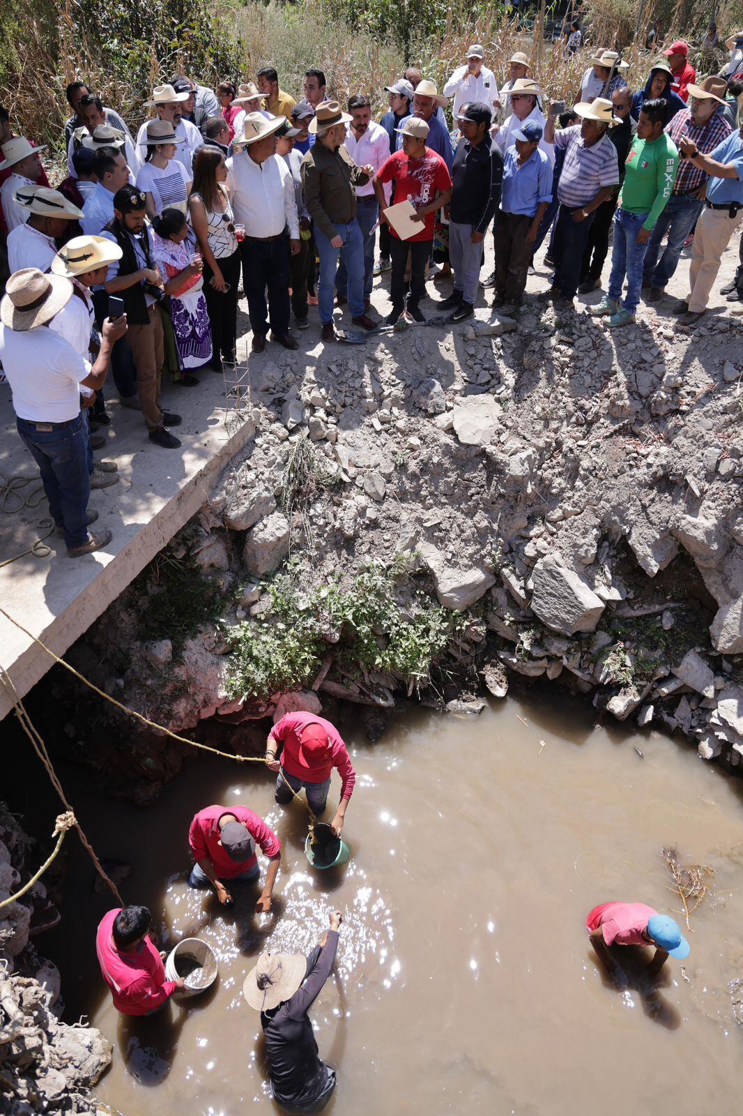 Alfredo Ramírez Bedolla visita lago y manantiales de Pátzcuaro