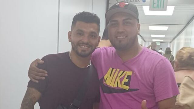 Tecatito Corona con un fan en Monterrey