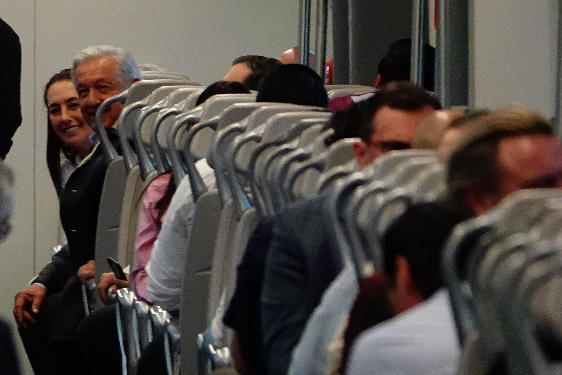 Andrés Manuel López Obrador, presidente de México y Claudia Sheinbaum presidenta electa, durante recorrido del Tren Interurbano
