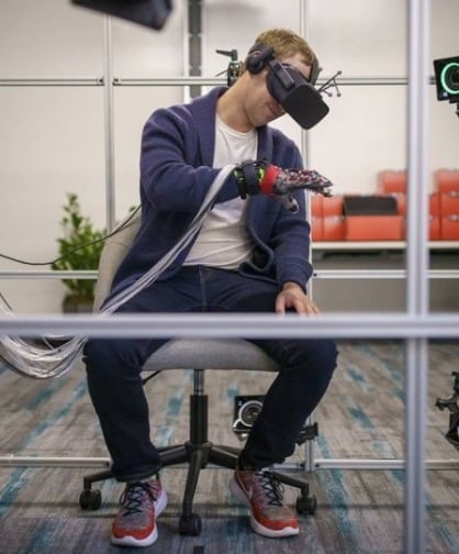 Mark Zuckerberg anuncia que trabajan en guantes para el Metaverso
