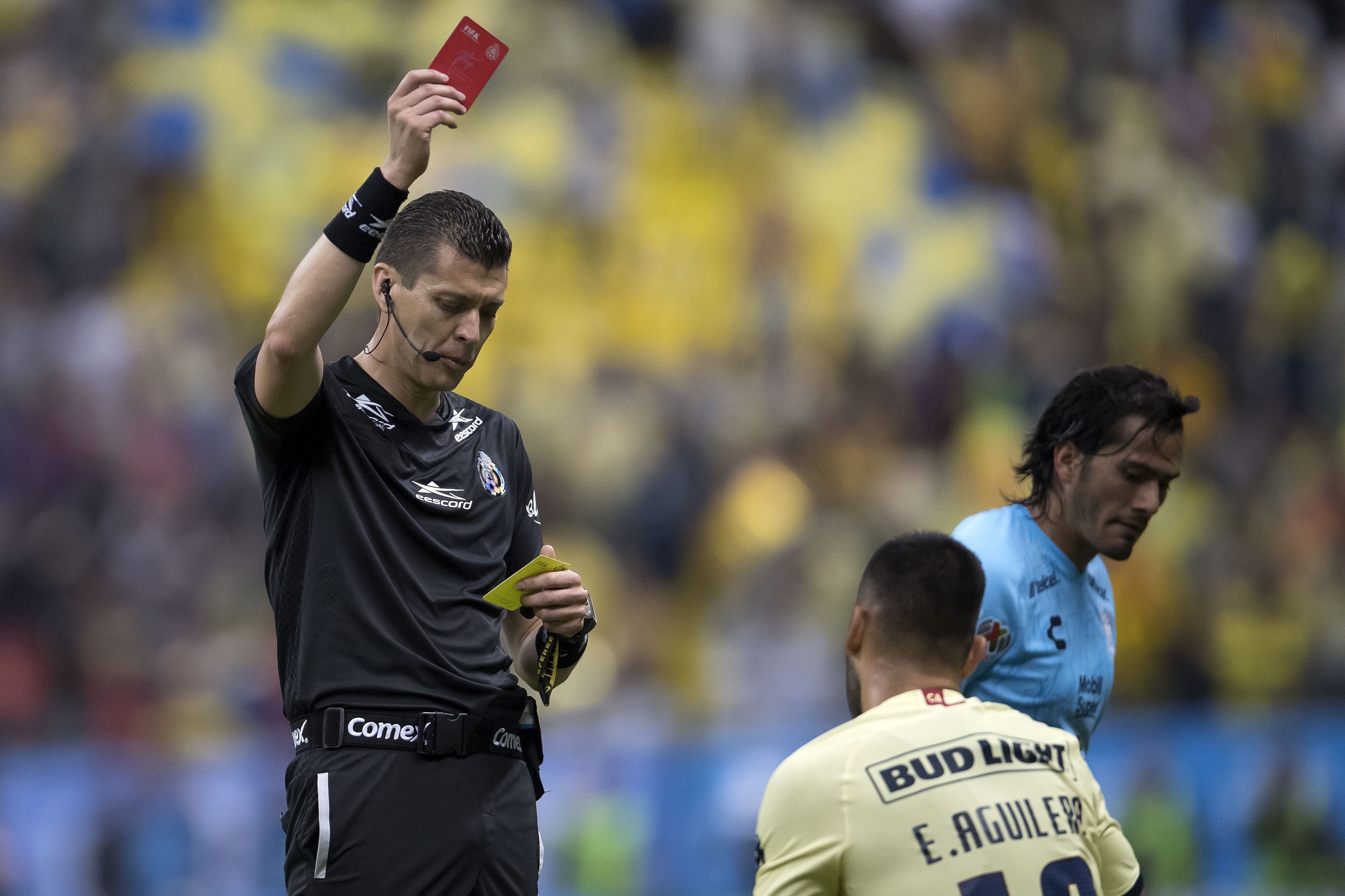 Emanuel Aguilera es expulsado