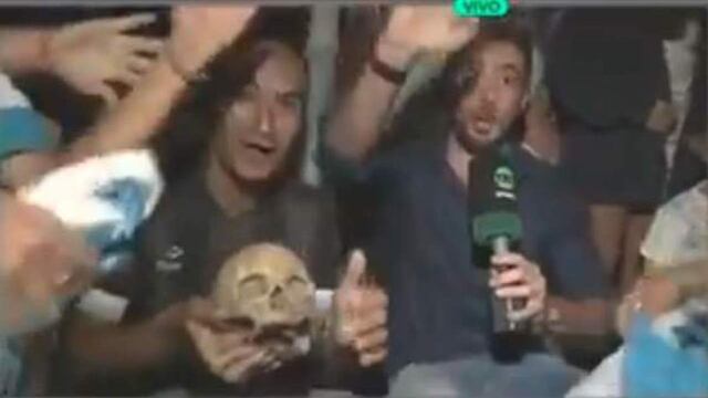 Gabriel Aranda sostiene el cráneo de su familiar.