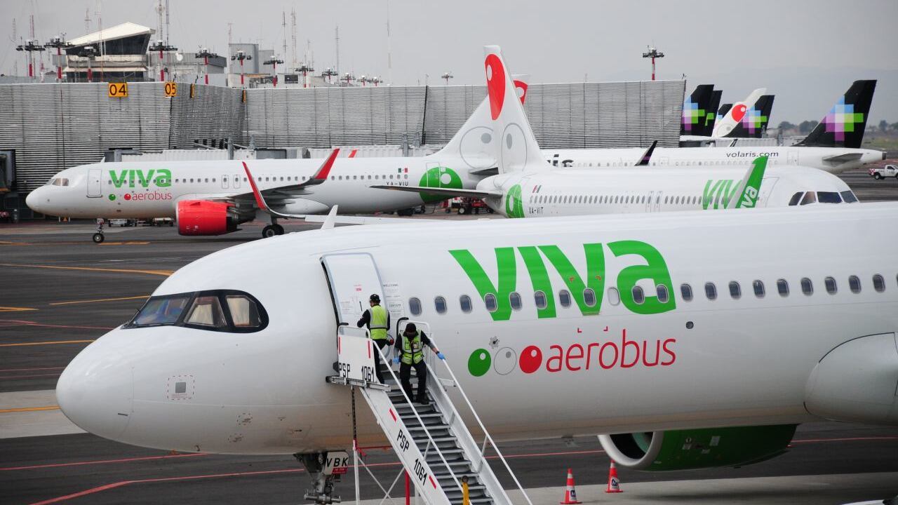 Trabajadores de Viva Aerobus ayudan a detener a sujeto que tomaba fotos a pasajera en un vuelo