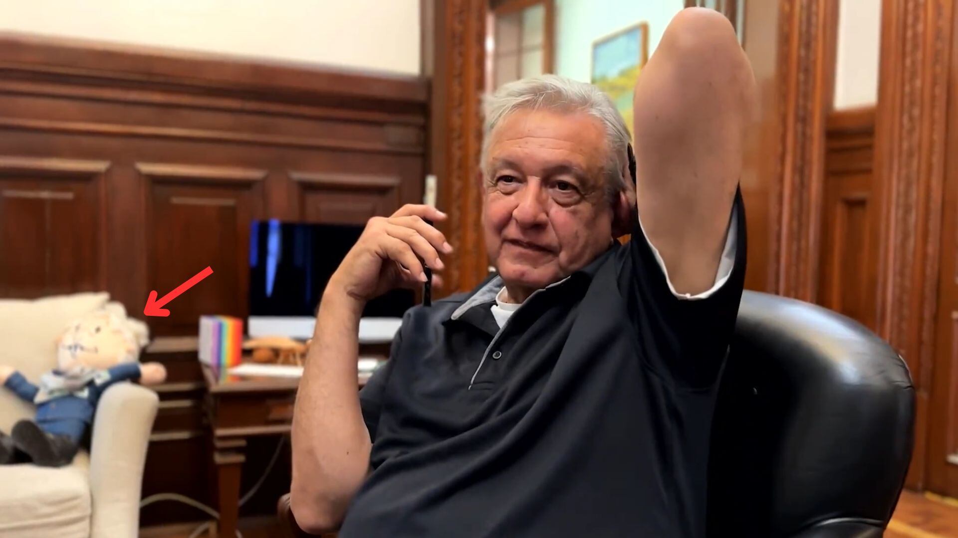 AMLO durante una llamada acompañado de amlito