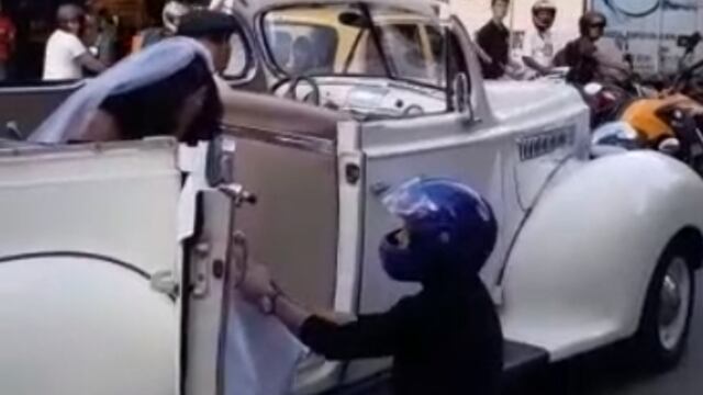 Motociclista intenta evitar boda de su ex