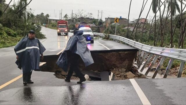 Socavón en carretera Acapulco-Pinotepa Nacional