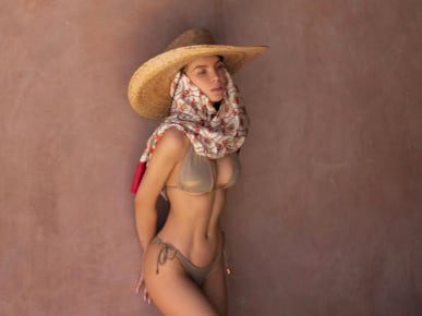 Belinda celebra el Día Mundial del Bikini con sensual traje de baño