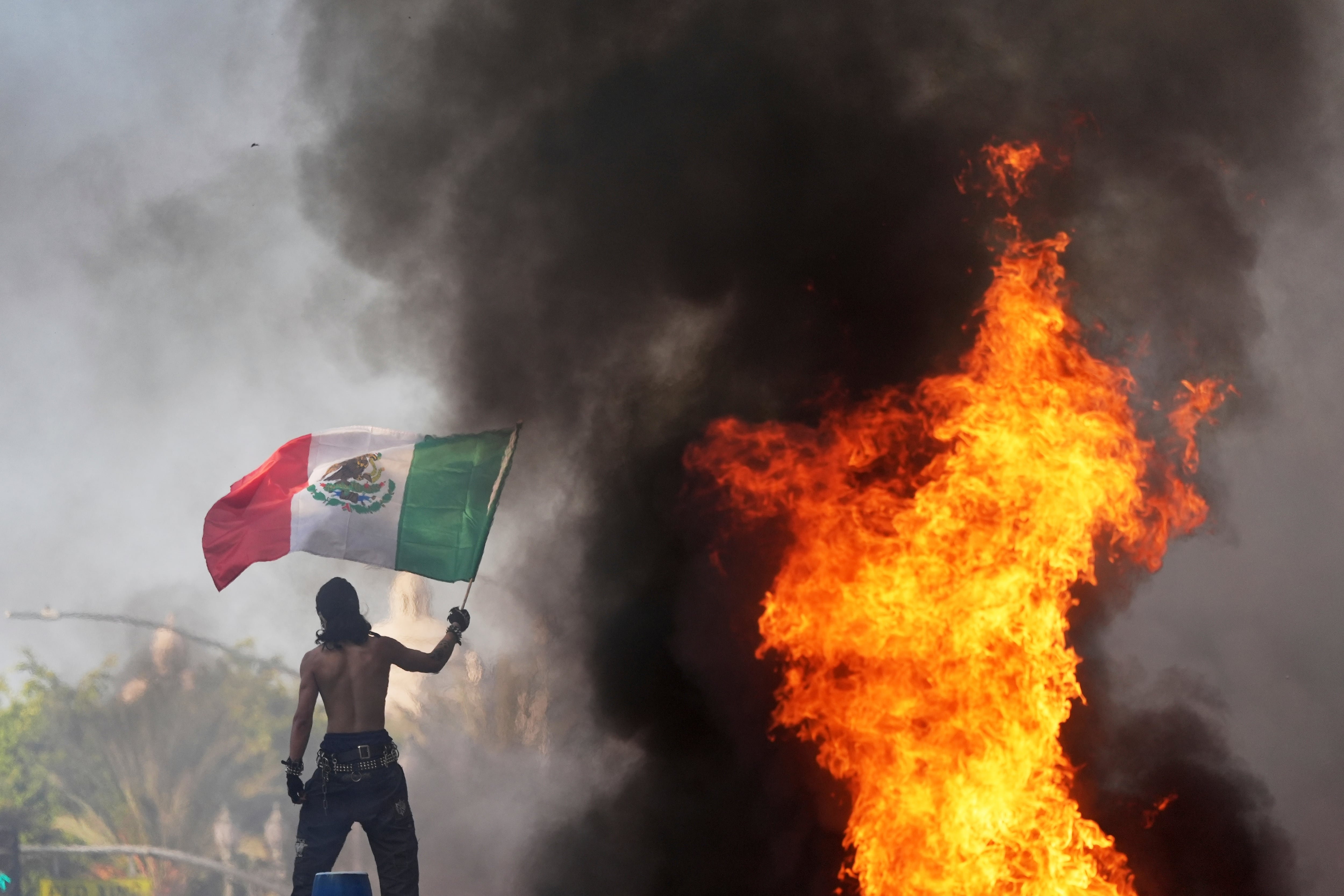 Protestas en Los Ángeles de migrantes mexicanos este domingo 8 de junio: Manifestantes incendian coches.