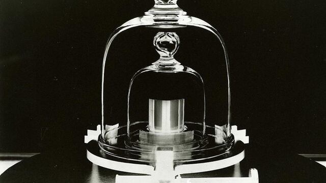 Replica del 'Le Grand K', la pieza metálica que definía el peso de un kilogramo.
