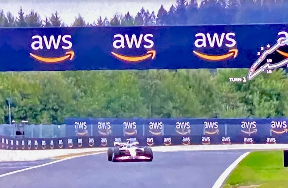 aws, de Jeff Bezos, cada vez toma más protagonismo entre los patrocinadores de la F1/Video del Gran Premio de Bélgica