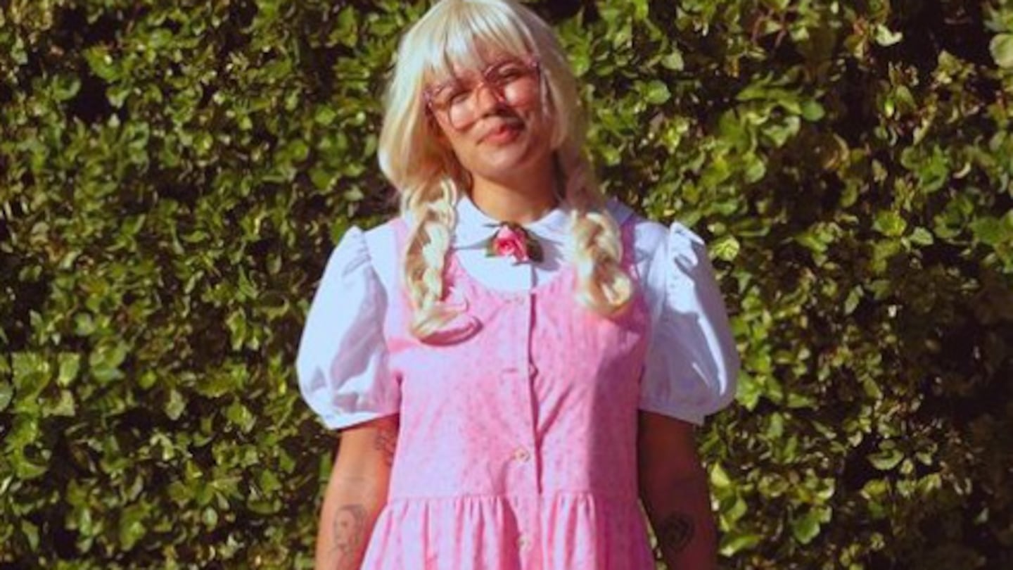 Karol G se disfrazó de la 'niña de las trencitas' de Matilda y hasta hay video actuando