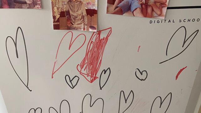 Le dibuja corazones en su refrigerador