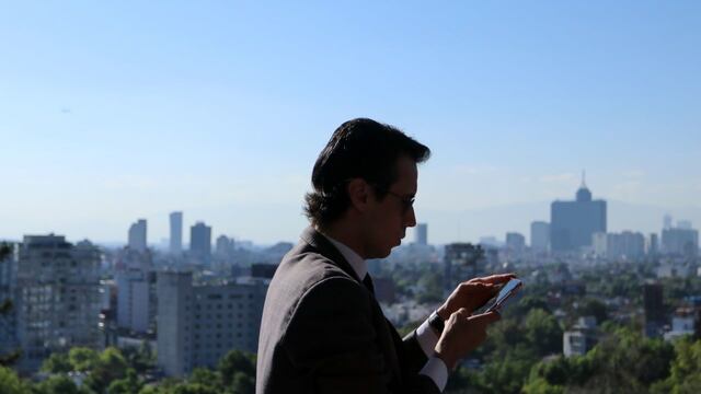 Un hombre observa su teléfono celular en Ciudad de México