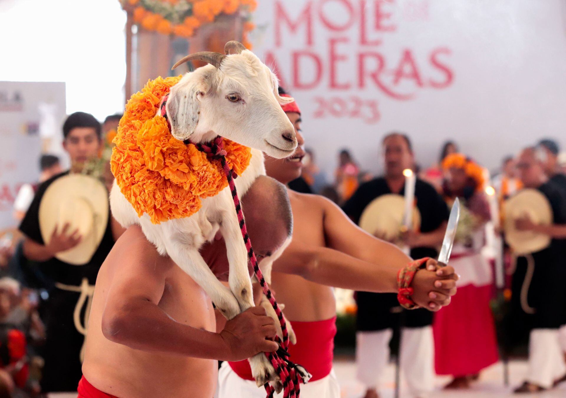 Sergio Salomón Céspedes Peregrina, gobernador de Puebla, encabezó el evento de inicio de la temporada 2023 del Mole de Caderas