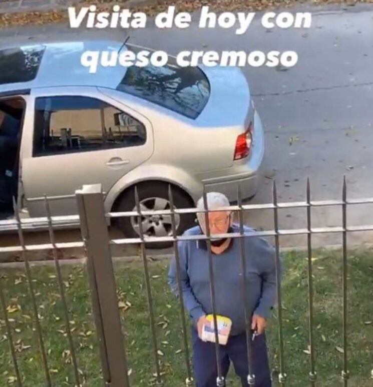 Abuelo visita a su nieta