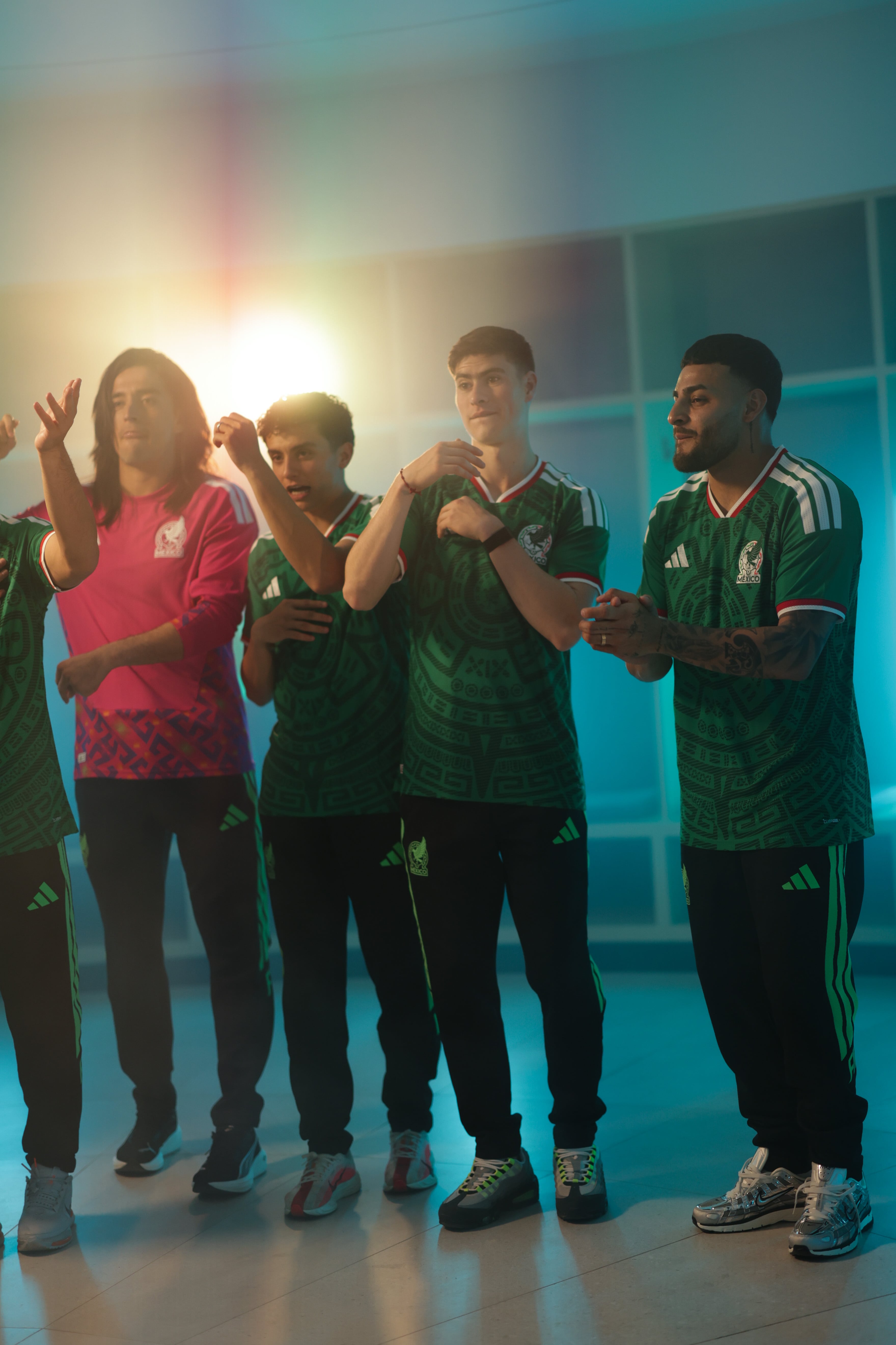 La historia detrás de Alexis Vega y Javier Aguirre en el video de Grupo Frontera
