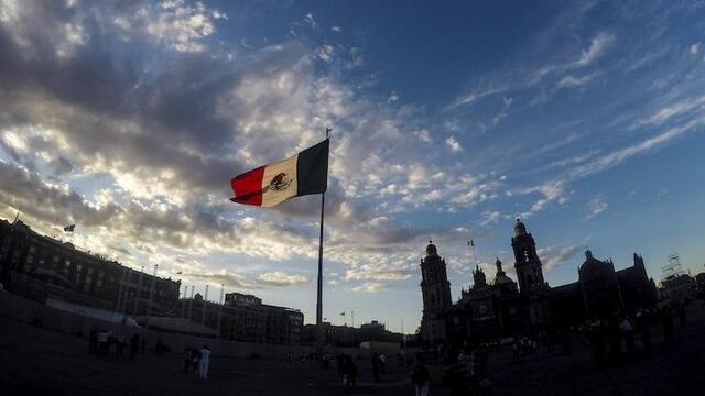 Plaza de la Constitución y 20 de Noviembre sufren por bloqueo que limita paso vehicular