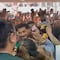 Henry Martín visita una plaza comercial; llegan cientos de fans por su autógrafo