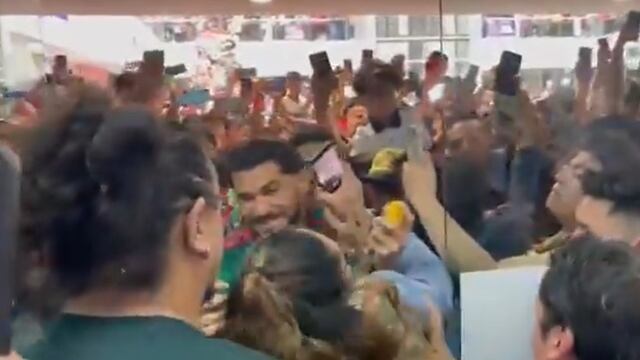 Henry Martín causó la locura de los aficionados en un centro comercial de la Ciudad de México.