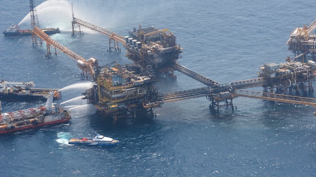 A las 10:00 horas se reportó un incendio en la plataforma Akal-C 6, el cual fue sofocado.