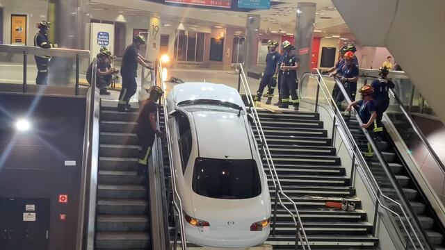 VIDEO: Ridículo ladrón intentó huir con un carro robado en España; terminó atorado en unas escaleras