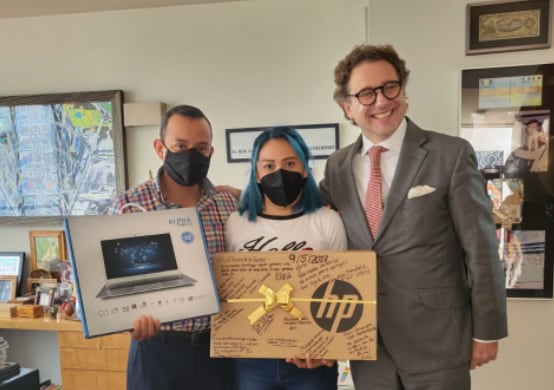 Alma, la "chava de la tarea", recibe dos laptops