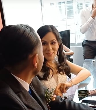Se iban a casar, ella le pide tiempo