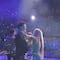 Una rejuvenecida Shakira sorprende a Carlos Vives en concierto para cantar La Bicicleta (VIDEO)