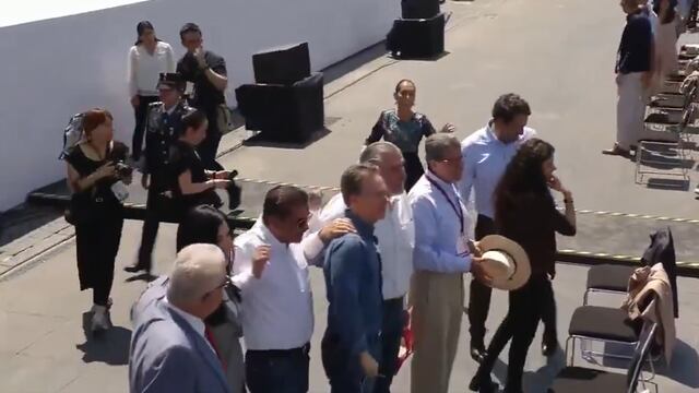 Líderes de Morena se distraen durante llegada de Sheinbaum al Zócalo