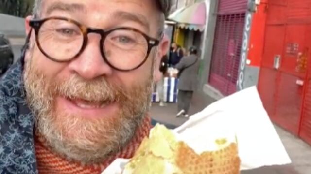 Extranjero prueba torta de tamal en CDMX