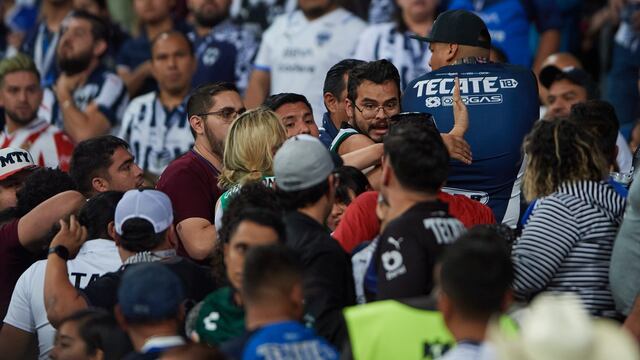 Fans de Rayados de Monterrey iniciaron una riña en las tribunas del Estadio BBVA durante el juego ante el Club Santos Laguna.