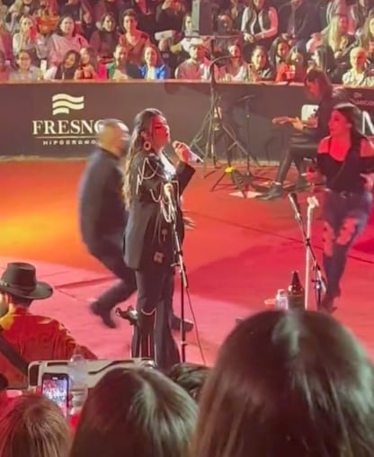 fanática le quitó el micrófono a Yuridia