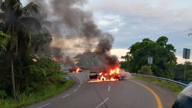 Quema de autos contra Guardia Nacional.