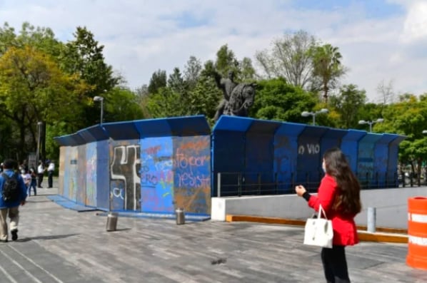 Monumento con vallas metálicas