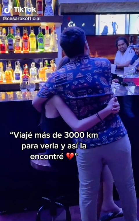 Encuentra a su novia con otro