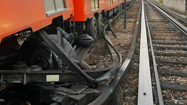 Se desacopla tren de vía en el Metro CDMX