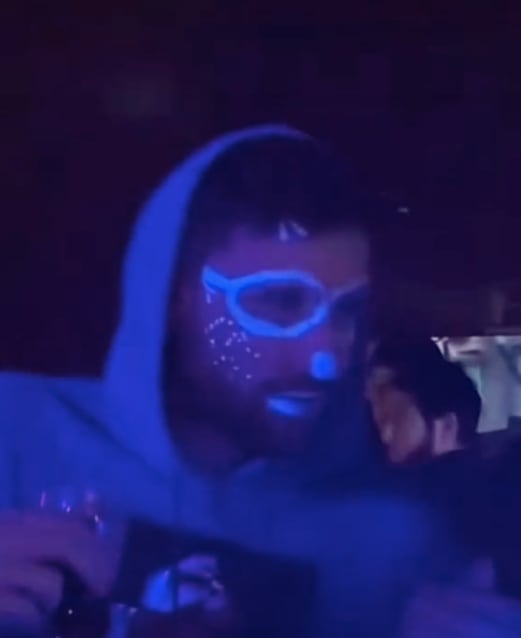 VIDEO: Lo pintan mientras estaba dormido y así se ve para TikTok