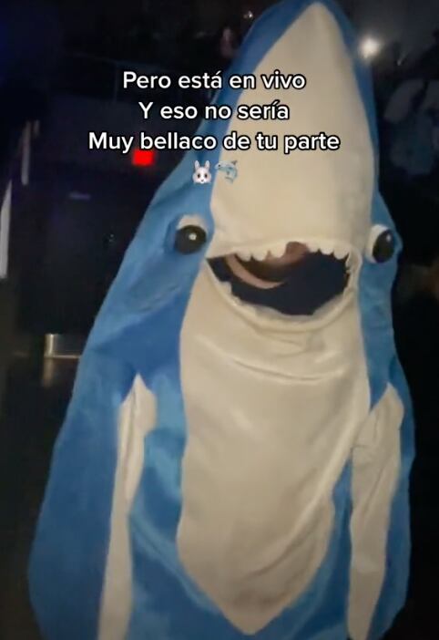 Joven vestido de tiburón en concierto de Bad Bunny