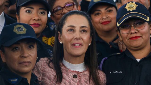 Claudia SHeinbaum, jefa de gobierno de la CDMX, entrega reconocimientos a policías