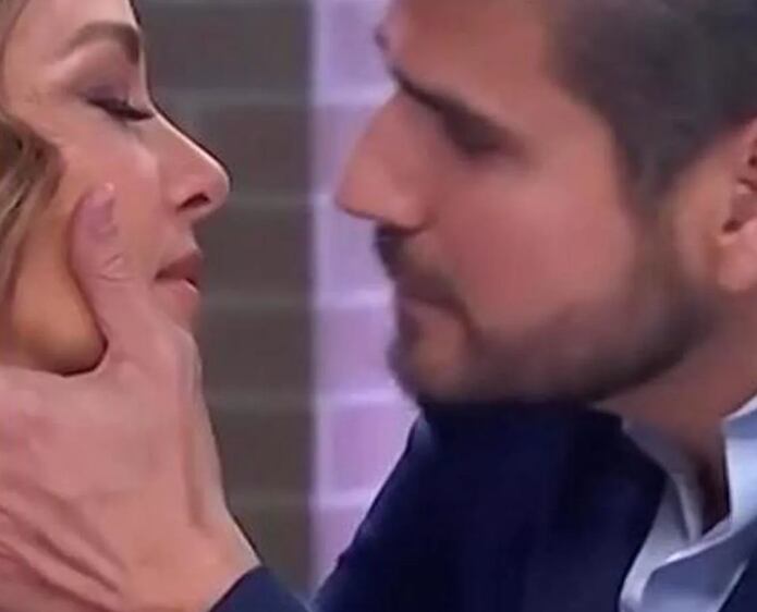 Adamari López y Daniel Arenas se besan en Hoy Día