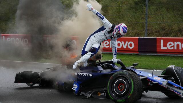 Logan Sargeant saliendo de su coche incendiado en el GP de Países Bajos