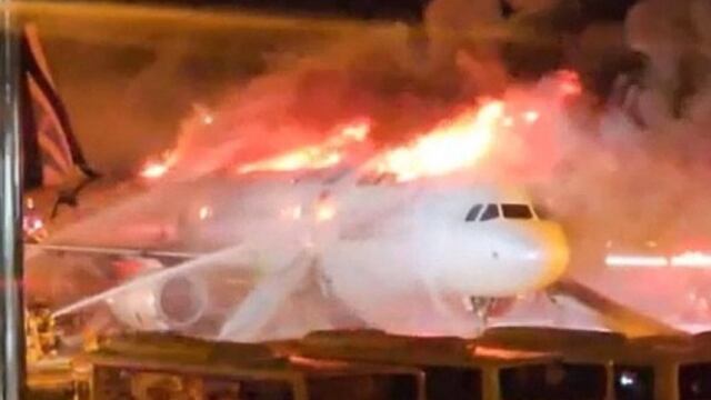 Accidente de avión en Corea del Sur: Evacuan aeronave incendiada