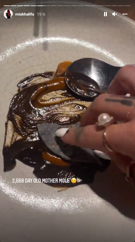 Mia Khalifa fue al Pujol y comió mole