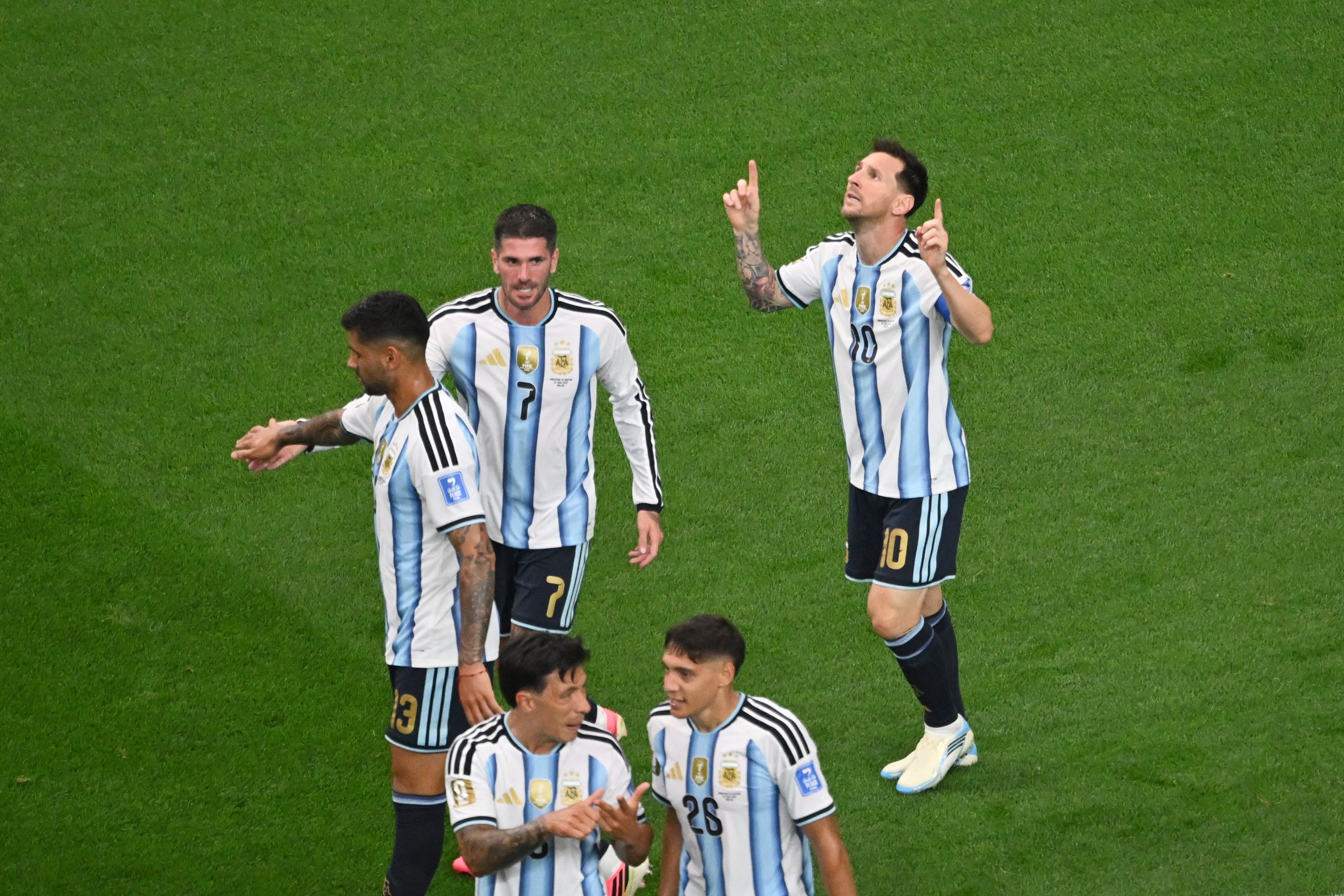 Lionel Messi celebra tras anotar su gol para Argentina