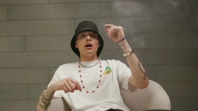 Peso Pluma en tomas de video de La Bebé.