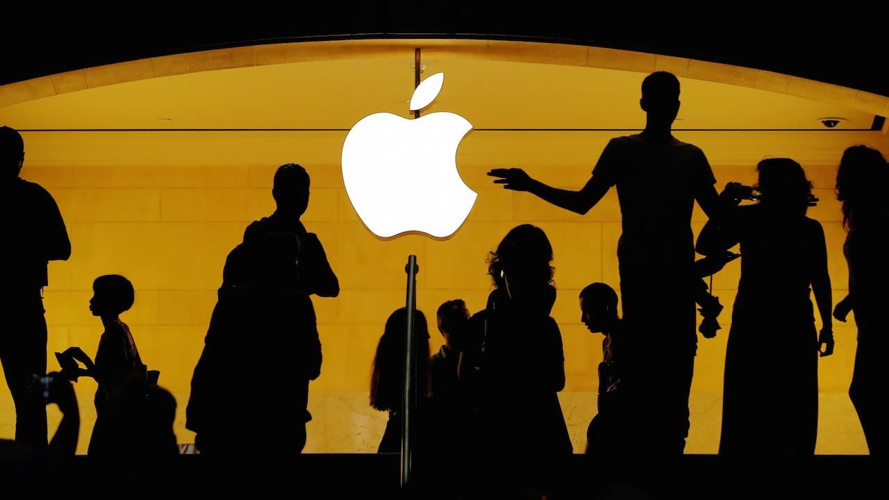 El logo de Apple dentro de una tienda oficial en la estación Grand Central de Nueva York.
